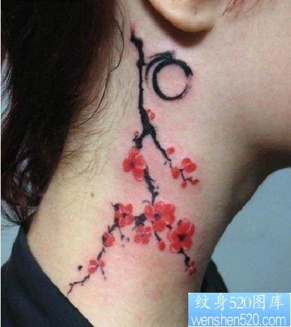 点击大图看下一张：女人脖子处唯美的梅花纹身图片