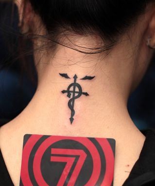 点击大图看下一张：女孩子颈部图腾十字架蛇纹身图片