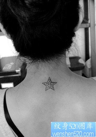 点击大图看下一张：女人脖子处小巧好看的五角星纹身图片