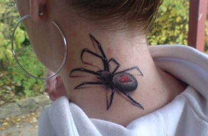 点击大图看下一张：一幅脖子处蜘蛛纹身图片