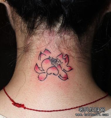 点击大图看下一张：女人脖子处水墨风格莲花纹身图片