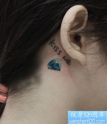 点击大图看下一张：女孩子脖子处一幅彩色小钻石纹身图片
