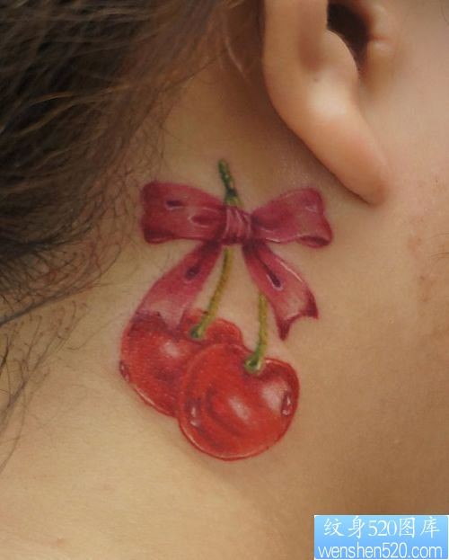 点击大图看下一张：女人脖子处一幅彩色樱桃纹身图片