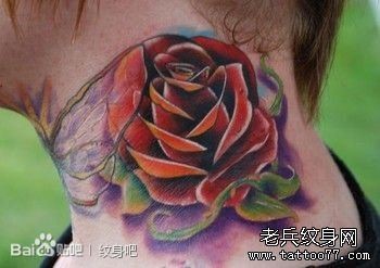 点击大图看下一张：男生脖子处漂亮精美的彩色玫瑰花纹身图片
