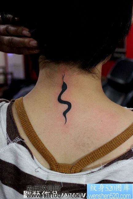点击大图看下一张：颈部潮流经典的图腾蛇纹身图片