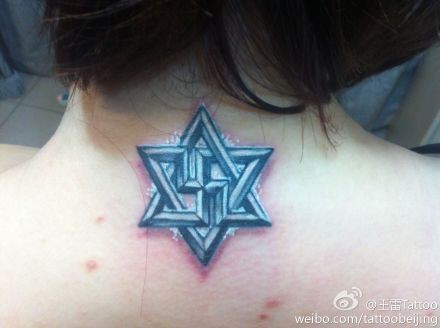 点击大图看下一张：一幅女孩子颈部好看的六芒星纹身图片