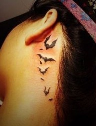 女孩子脖子处图腾蝙蝠纹身图片