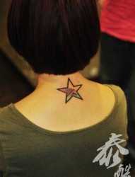 女人后脖子经典时尚的彩色五角星纹身图片