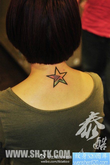 点击大图看下一张：女人后脖子经典时尚的彩色五角星纹身图片
