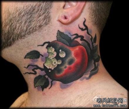 点击大图看下一张：脖子处超酷的一幅苹果纹身图片