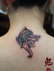 女人后脖子可爱潮流的象神纹身图片