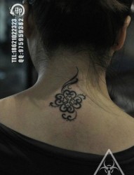女人后脖子漂亮时尚的图腾猫咪纹身图片