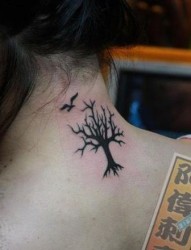 一幅女人颈部图腾树纹身图片
