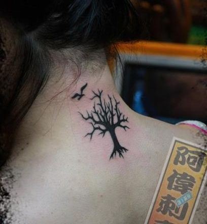 点击大图看下一张：一幅女人颈部图腾树纹身图片