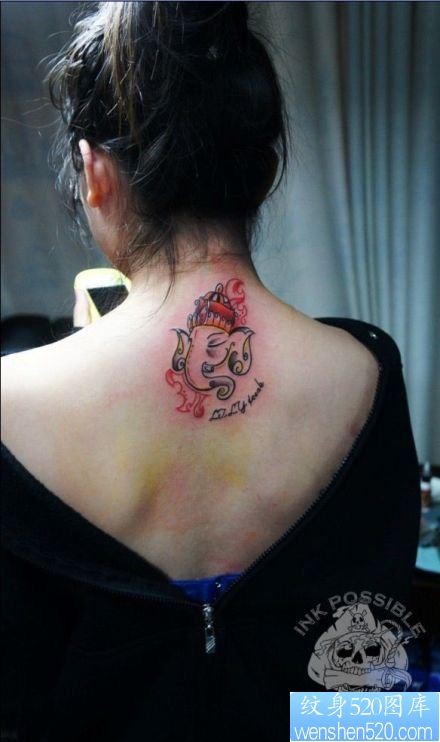 点击大图看下一张：女人后脖子潮流时尚的彩色象神纹身图片
