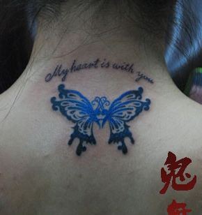 点击大图看下一张：女孩子颈部好看的彩色图腾蝴蝶纹身图片