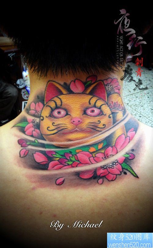 点击大图看下一张：女人脖子处时尚潮流的招财猫纹身图片