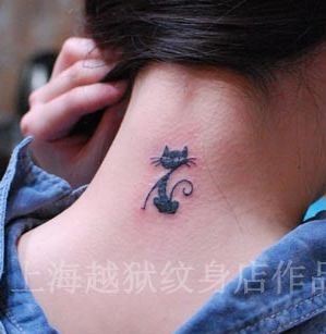 点击大图看下一张：女孩子颈部图腾猫咪纹身图片