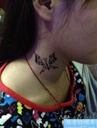 流行的女孩子颈部图腾树纹身图片