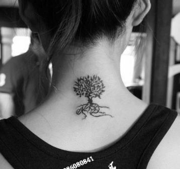 点击大图看下一张：流行的女孩子颈部图腾树纹身图片
