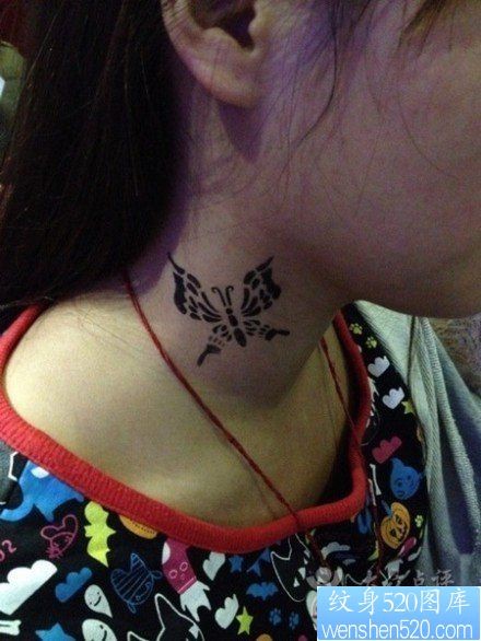 点击大图看下一张：女人脖子处经典潮流的图腾蝴蝶纹身图片