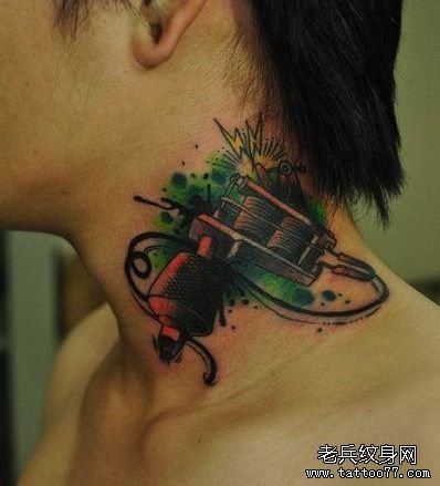 点击大图看下一张：脖子上一幅纹身机纹身图片