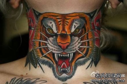 点击大图看下一张：脖子处潮流经典的虎头纹身图片