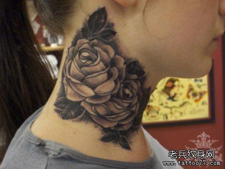 点击大图看下一张：女人脖子处潮流精美的黑灰玫瑰花纹身图片