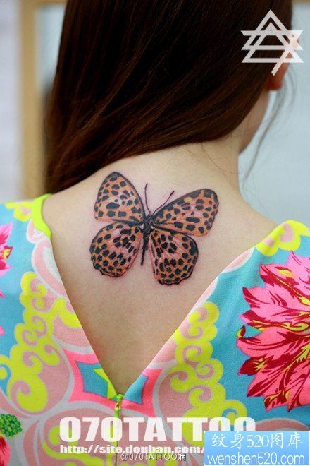 点击大图看下一张：女人后脖子精美漂亮的豹纹蝴蝶纹身图片
