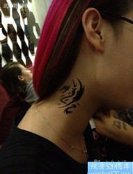 女人脖子处潮流很酷的图腾龙纹身图片