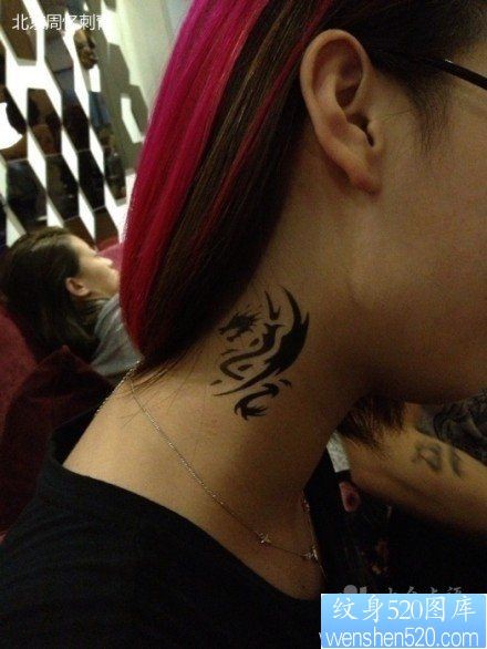 点击大图看下一张：女人脖子处潮流很酷的图腾龙纹身图片