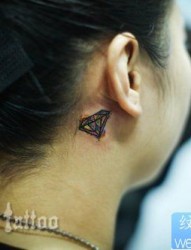 女人脖子处小巧的钻石纹身图片