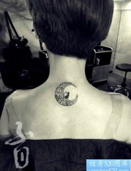 女人后脖子月亮与猫咪纹身图片