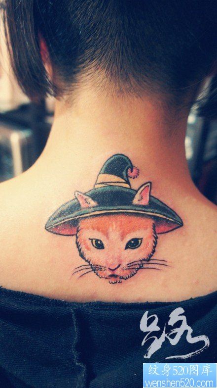 点击大图看下一张：女人后脖子唯美可爱的猫咪纹身图片