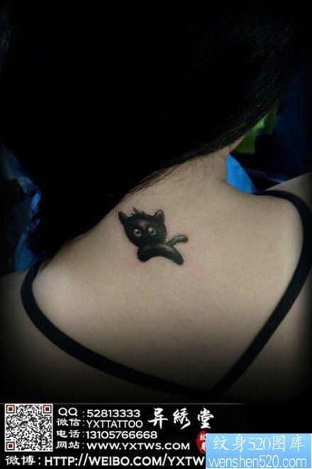 点击大图看下一张：女人后脖子可爱的卡通小猫纹身图片