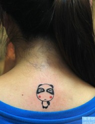 一幅女人颈部熊猫纹身图片由纹身520图库推荐