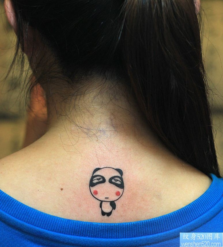 点击大图看下一张：一幅女人颈部熊猫纹身图片由纹身520图库推荐