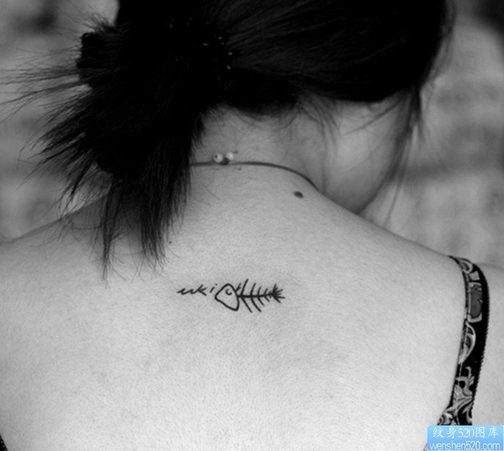 点击大图看下一张：一幅女人颈部鱼骨头字母纹身图片由纹身520图库推荐