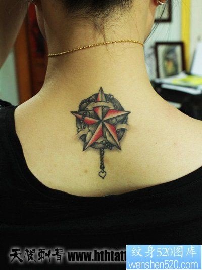 点击大图看下一张：女人后脖子潮流很酷的五芒星纹身图片