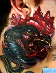 脖子上一幅逼真的公鸡纹身图片