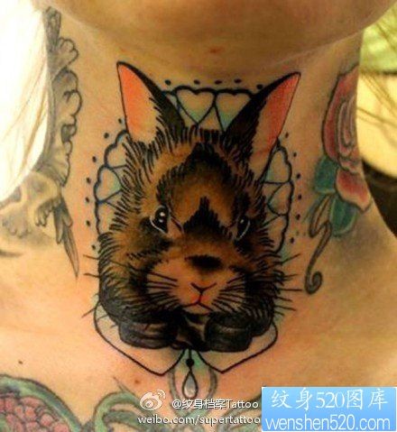 点击大图看下一张：脖子处很酷潮流的兔子纹身图片
