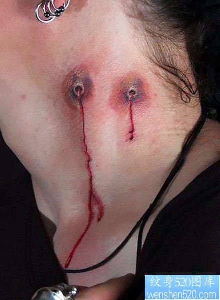点击大图看下一张：脖子处流血的牙印纹身图片