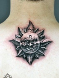 男人颈部超酷的石雕太阳与星座符号纹身图片