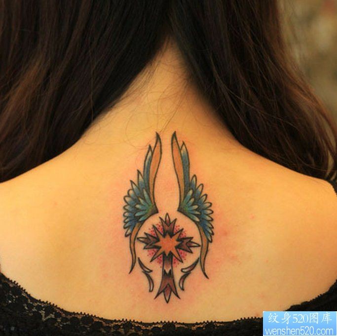点击大图看下一张：一幅适合女人颈部十字架翅膀纹身图片由纹身520图库推荐