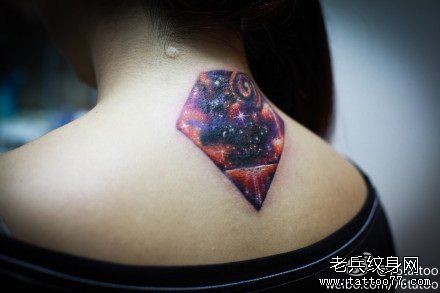 点击大图看下一张：女人后颈精美超酷的星空钻石纹身图片
