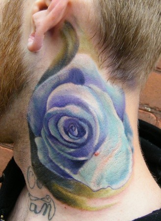 点击大图看下一张：一幅脖子彩色玫瑰花纹身图片