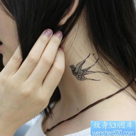 点击大图看下一张：一幅女人脖子燕子纹身图片由纹身520图库推荐