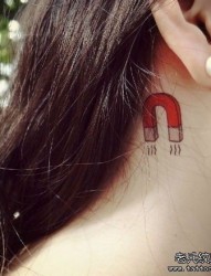 一幅女人脖子个性纹身图片由纹身520图库推荐
