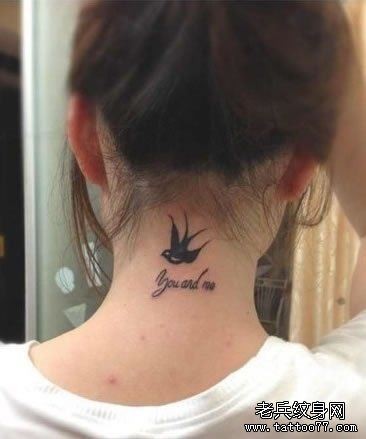 点击大图看下一张：一幅女人颈部燕子字母纹身图片由纹身520图库推荐