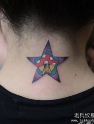 一幅女人颈部彩色五角星纹身图片
